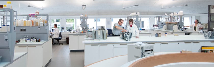 Ce laboratoire d'analyse Blaser Swisslube est étroitement associé aux centre d'essais d'usinage pour le conseil des clients. 