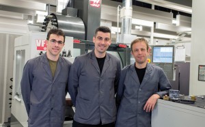 ivan Jimenez, responsable d’atelier (au centre), et son équipe avec machine Haas VF-2SS