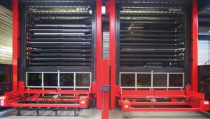 Les deux tours de chargement sont dédiées à l'arrivée de la matière première (à gauche) et aux pièces finies (à droite)