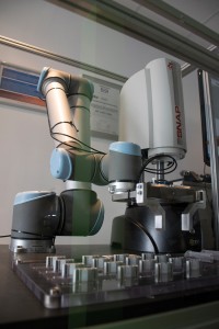 Un SNAP est desservi par un robot qui effectue la mise en place, le retrait et le tri des pièces à mesurer
