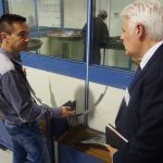 Franck Lisle montrant à Philippe David un demi-anneau, l'une des pièces