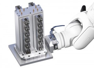 Le couplage robot VERO-S NSR maxi 220 de SCHUNK est conçu pour la préhension de palettes pesant jusqu’à 1 000 kg