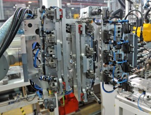 Plusieurs capteurs contrôlent chaque pince dans le système de pinces d'insertion / extraction complexe conçu par M.A.I. GmbH de Kronach-Neuses, Bavière.