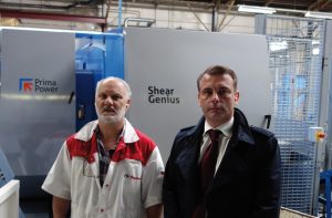 Christophe Berquet (prima Power) et Thierry Palacoeur (Atlantic) devant le nouvel équipement de production