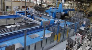 Une vue de la partie finale de l’équipement, le centre de pliage à plat automatique avec le système de retourneur de tôle et la panneauteuse multiaxes