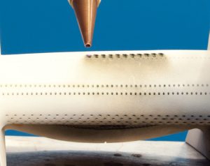 Photos 8 et 9 : La conception et la réalisation des trous de refroidissement sont vitales pour le rendement des moteurs destinés à l’industrie aérospatiale. Les moteurs de nouvelle génération exigent une plus forte densité de trous de refroidissement et la réalisation de trous plus complexes. Ces trous sont de très faible diamètre – entre 0,5 et 0,75 mm - et réalisés à angles aigus par rapport à la surface de la pièce. Les systèmes laser de nouvelle génération sont les seuls capables de réaliser ces profils de trous de façon efficace et à moindre coût.