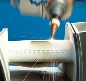 Photos 8 et 9 : La conception et la réalisation des trous de refroidissement sont vitales pour le rendement des moteurs destinés à l’industrie aérospatiale. Les moteurs de nouvelle génération exigent une plus forte densité de trous de refroidissement et la réalisation de trous plus complexes. Ces trous sont de très faible diamètre – entre 0,5 et 0,75 mm - et réalisés à angles aigus par rapport à la surface de la pièce. Les systèmes laser de nouvelle génération sont les seuls capables de réaliser ces profils de trous de façon efficace et à moindre coût.