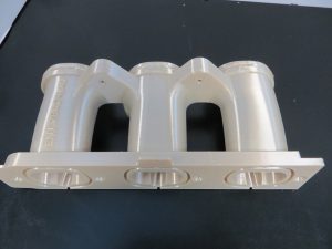 Prises d'air du moteur imprimées en 3D avec de la résine ULTEM 9085 sur un système de production 3D Stratasys Fortus 400mc�