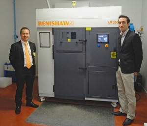 Entourant la machine de fusion laser AM 250 Renishaw, M. Tisserand Responsable produits et le dirigeant de i3D ; M. Péjoine situé à droite sur la photo