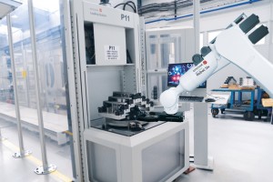 RobotSix complète la gamme des robots Erowa pour l’automatisation du chargement machines et la gestion des flux pièces du brut jusqu’à l’expédition
