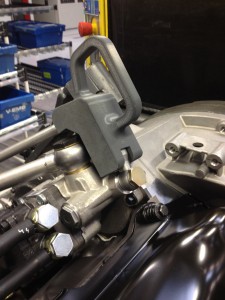 Cet outil de poinçonnage durable et léger fait partie des outils de la chaîne de montage produits par Volvo Trucks avec la technologie d’impression 3D FDM de Stratasys