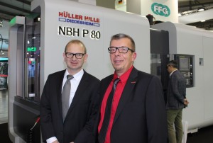 Jürgen Reingen, directeur du développement pour FFG (à gauche), et Martin Biewer, Directeur de Prevoma (à droite), devant leur succès commun, la machine NBH P 80