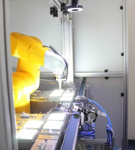 Compact, le robot TX40 réussit à manipuler des dents synthétiques avec précision, vitesse et fiabilité