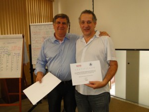 Éric Georges avec le directeur de la société Kayak do Brasil, spécialisée en usinage spéciaux, lors d’une formation au Brésil