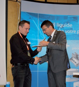 Damien Marc, PDG de JPB, recevant le trophée Performance process 2016 de la part de Urs Kündig, directeur Europe de Blaser Swisslube