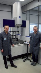 Christian Goure (à gauche) et Alexandre Siedlik (à droite) devant la MMT Prismo à tête Vast Gold, le joyau de l’entreprise