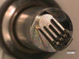 Microstructures fraisées dans du 60 HRC.