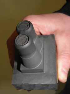 Une électrode en graphite avec beaucoup de transitions 3D et des structures internes est contrôlée dans la machine en utilisant les produits m&h.