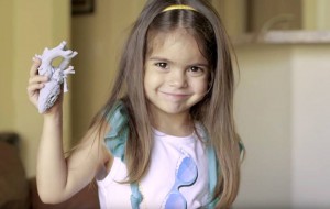 Mia Gonzalez, âgée de 5 ans, souffrait d'une malformation cardiaque rare appelée double arc aortique. Un modèle 3D Stratasys imprimé de son cœur a été utilisé pour réaliser une opération avec succès. 