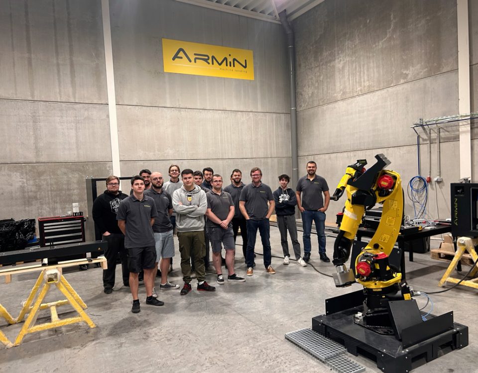 Thomas Janquart (CEO) et une partie de l’équipe des techniciens et des roboticiens dans les nouveaux locaux en Belgique.Source : Armin Robotics