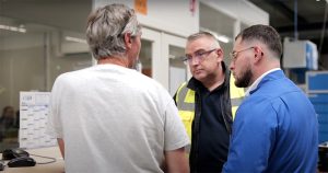 Échange entre Wilfried Cloud (Senior Ermeto), Franck Lacroix et Alessio Escamillia – tous deux de Blaser.