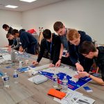 Des élèves jouant au Serious Game NAE