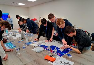 Des élèves jouant au Serious Game NAE