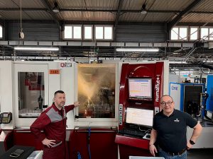 De gauche à droite : David ANCEL rectifieur Sifo Sogecom et Dominique MEYNARD, ingénieur commercial Lubrifiants