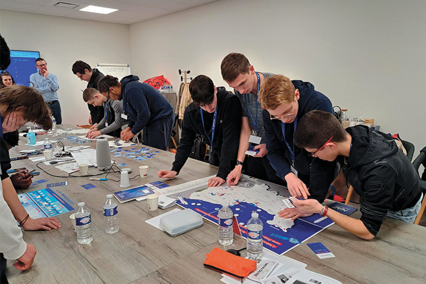 Des élèves jouant au Serious Game NAE