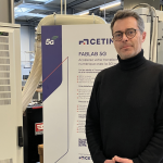 Olivier Duverger devant le FabLab5G Cetim à Cluses © Marie Favrin - Cetim