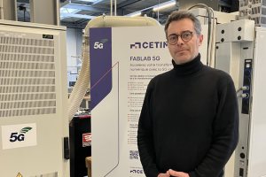 Olivier Duverger devant le FabLab5G Cetim à Cluses © Marie Favrin - Cetim